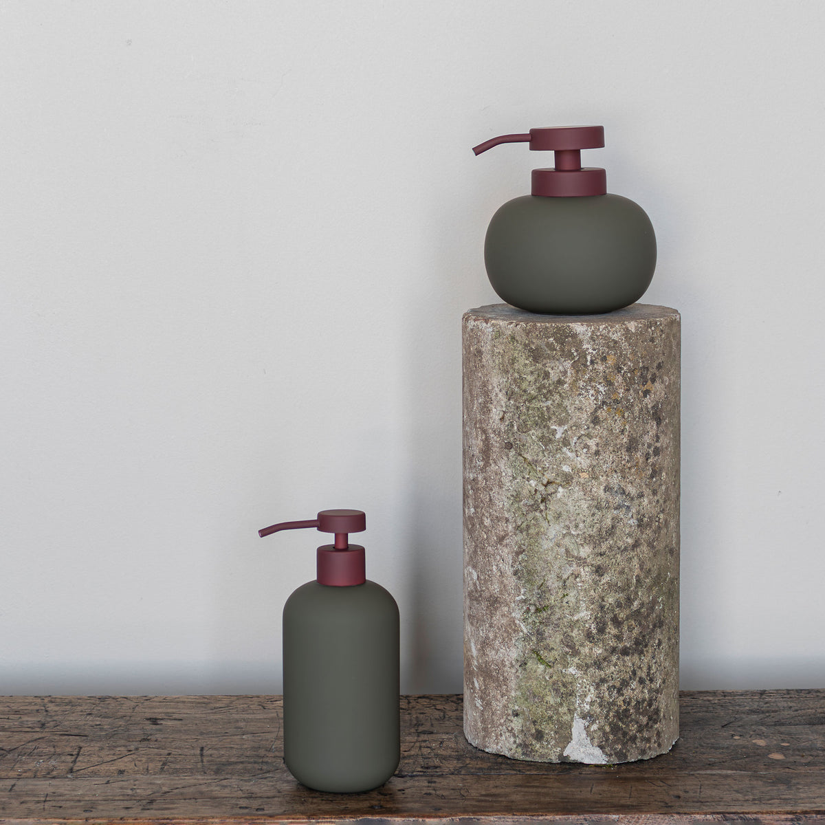 LOTUS PLAY dispenser, høj (2 pumper), Dark olive