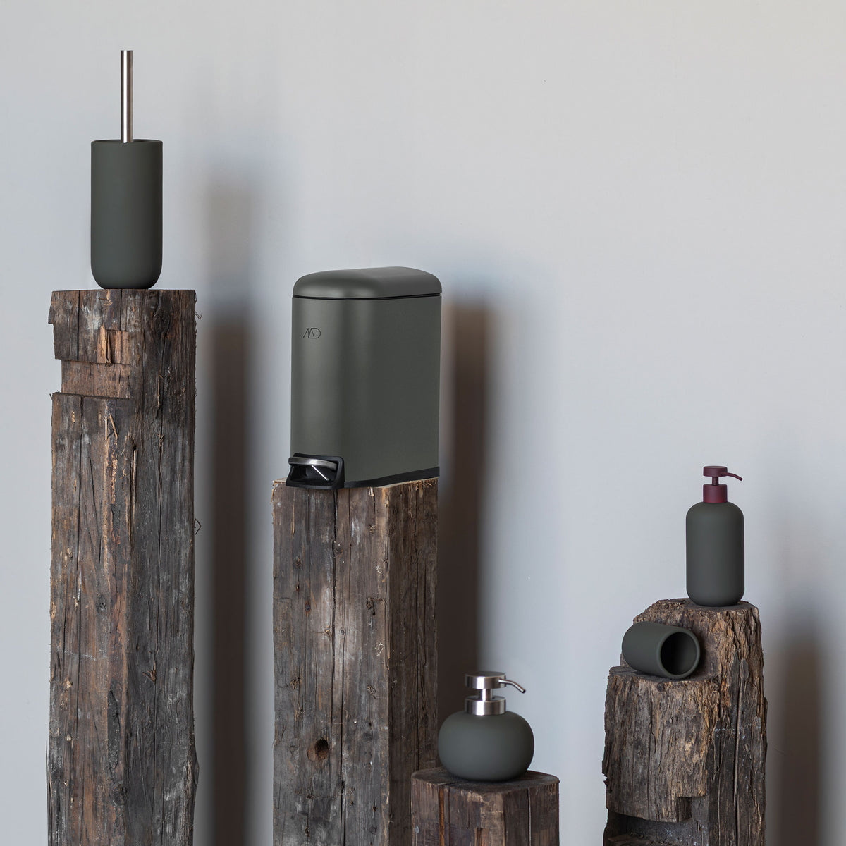 LOTUS PLAY dispenser, høj (2 pumper), Dark olive