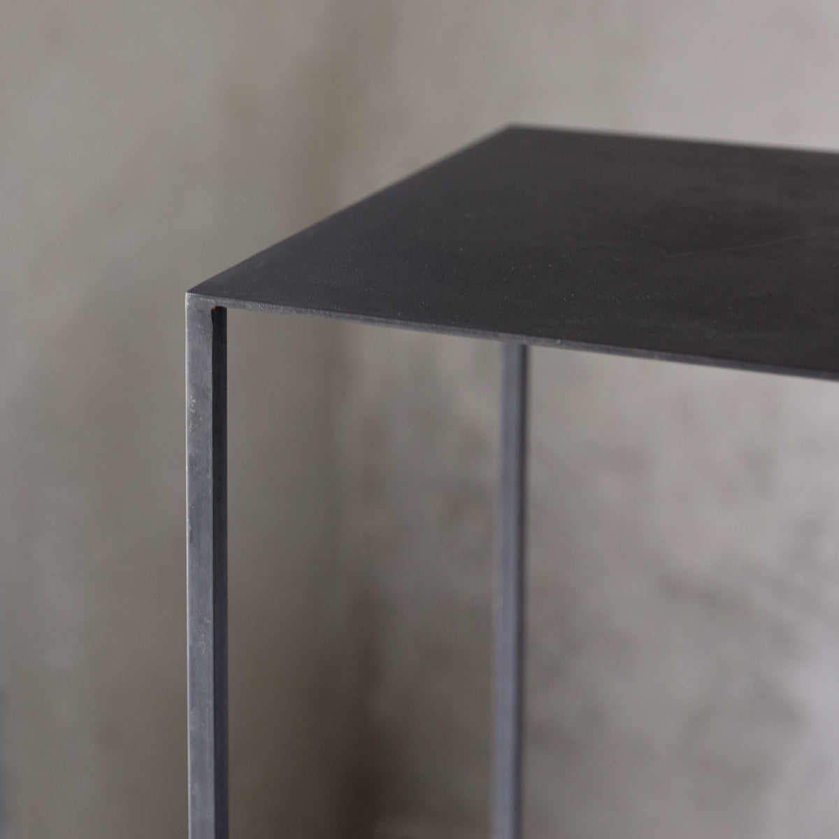 CUBIC piedestal, Iron black