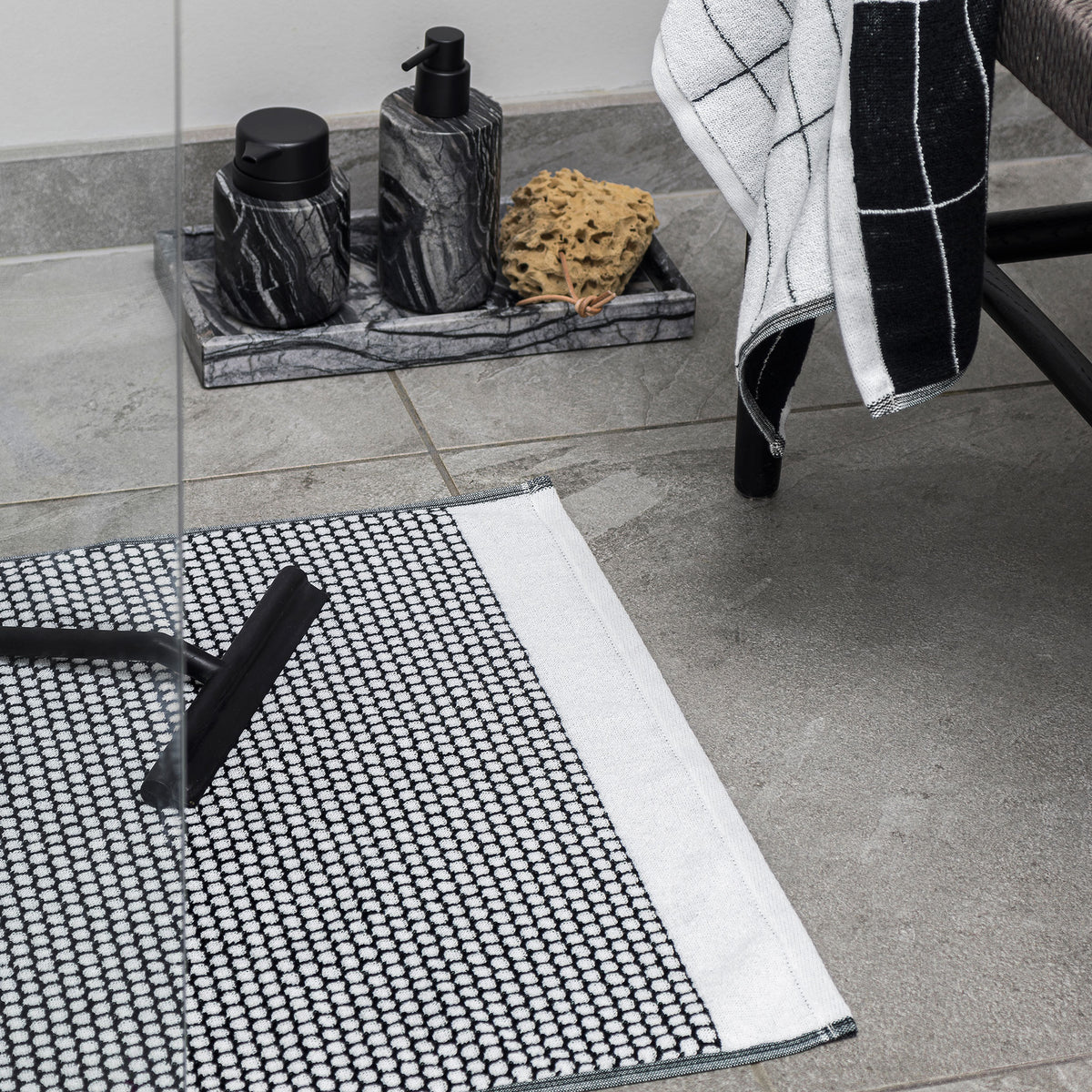 GRID bademåtte, Black / Off-white