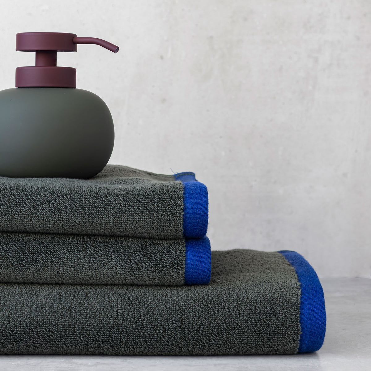 LOTUS PLAY dispenser, lav (2 pumper), Dark olive