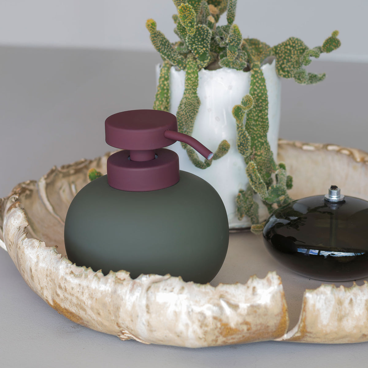 LOTUS PLAY dispenser, lav (2 pumper), Dark olive